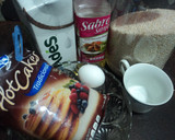 Foto del paso 1 de la receta: Hot cakes navideños con albahaca y amaranto, acompañados de tocino, miel y mermelada de chile correa