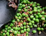 Foto del paso 3 de la receta: Chícharos salteados con alcaparras y cebolla morada