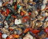 Foto langkah ke 4 dari resep Tumis Kerang Pedas.