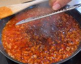Foto del paso 4 de la receta: Espaguetis con butifarra, salsa de tomate, chocolate y vermut