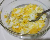 Foto langkah ke 2 dari resep Simple egg salad sandwich.