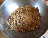 Foto del paso 1 de la receta Budín de nueces pecanas y pistachos, con desmigado