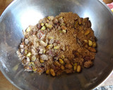 Foto del paso 1 de la receta: Budín de nueces pecanas y pistachos, con desmigado