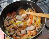 Foto del paso 3 de la receta: Sopa de mariscos congelados