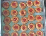 Foto langkah ke 5 dari resep Strawberry Thumbprint Cookies.