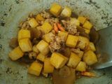 Takwa ayam cincang dengan pickled lettuce