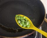 A picture of step 3 of Paneer fried maggi.