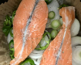 Foto del paso 4 de la receta: Salmón y cebollas en airfryer, con ensaladita de rúcula