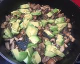 Foto del paso 2 de la receta Revuelto de champiñones y aguacate