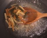 รูปขั้นตอนการทำที่ 3 ของ ฟูซิลลี่ผัดกะเพราหมูสับ หมูยอ เต้าหู้ไข่