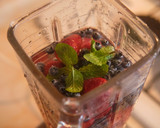 Foto del paso 2 de la receta: Agua Fresca de Fresas y Arándanos
