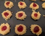 Foto langkah ke 3 dari resep Crunchy Cheese Thumbprint.