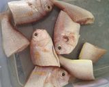Foto langkah ke 2 dari resep Ikan Kecap Jahe.
