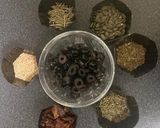 Foto del paso 1 de la receta: Pan de tomate seco, de aceitunas negras y pipas de calabaza
