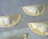 Foto del paso 6 de la receta: Empanadillas con pesto, mozzarella y tomate