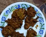 A picture of step 4 of Gobhi piyaz ke pakoray.
