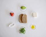 Foto del paso 1 de la receta: Brusquetas con Queso Feta, Aguacate y Tomate | @DarixLAB