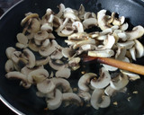 Foto del paso 3 de la receta: Salteado de langostinos, champiñones y calabacín