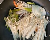 รูปขั้นตอนการทำที่ 4 ของ เห็ดเข็มทองผัดกุ้งเบคอน
