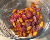 Une image de l'étape 2 de Salade de fruits du jardin au melon et raisins.