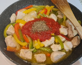 Foto del paso 3 de la receta: Salteado de pollo con pimientos tricolor y tomate al orégano