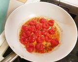 Spagetti koktélparadicsommal és bazsalikommal recept fázis 2 fotója