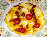 Foto del paso 5 de la receta: Tortilla abierta con quesos, sobrasada, cherrys y aguacate