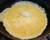 Foto del paso 3 de la receta: Omelette con cebollita y muzzarella