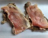 Foto del paso 2 de la receta: Bifecitos con salvia y crudo (saltimbocca)