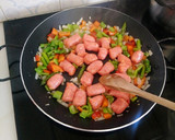Foto del paso 3 de la receta: Arroz con salchichas y verdura