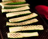 Foto del paso 2 de la receta: Rápidos rollitos de zucchini rellenos de espinaca y ricota