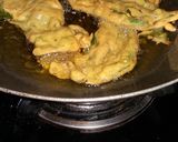 पालक के पत्तो और प्याज़ के पकौड़े (Palak ke patto aur pyaz ke pakode recipe in Hindi) रेसिपी चरण 3 फोटो