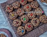 Foto langkah ke 8 dari resep Cookie Monster Chewy Chocochips Cookies.
