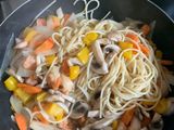 Spaghetti con salteado de camarones y verduras