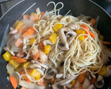 Foto del paso 4 de la receta: Spaghetti con salteado de camarones y verduras