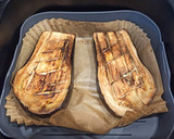 Foto del paso 2 de la receta: Berenjenas rellenas de atún en airfryer