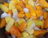 Hình bước làm 1 của món Súp bí ngô, khoai tây chay