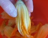 Foto del passaggio 2 della ricetta Fiori di zucca