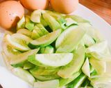 รูปขั้นตอนการทำที่ 1 ของ แตงกวาผัดไข่
