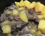 Foto del paso 2 de la receta: Higaditos de pollo en salsa con patatas en cocotte