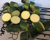 Une image de l'étape 2 de Courgettes en sauce verte, vin blanc et ail des ours.