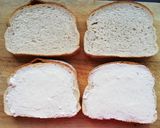 Sajttal és kolbásszal töltött bundáskenyér recept fázis 1 fotója