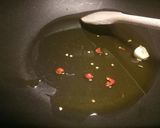 A picture of step 1 of Spaghetti alle vongole con pomodorini.