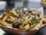 Papas con cheddar y panceta
