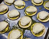 Foto del paso 4 de la receta Minipizzas caseras de pesto y rulo de cabra