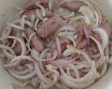 Foto del paso 2 de la receta: Butifarras encebolladas al vermut con alubias