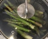 Foto del paso 2 de la receta: Salmón al limón y romero con espárragos al vapor