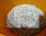 A picture of step 1 of Baked oats with pecans topping.