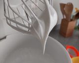 Foto del passaggio 2 della ricetta Meringata fragole e cioccolato