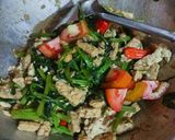 Foto langkah ke 6 dari resep Tumis Tempe Kangkung Putih Telur.